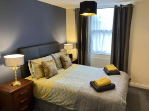 THE OCEAN SUITE - 2 minute walk to the lovely beach front promernade of llandudno